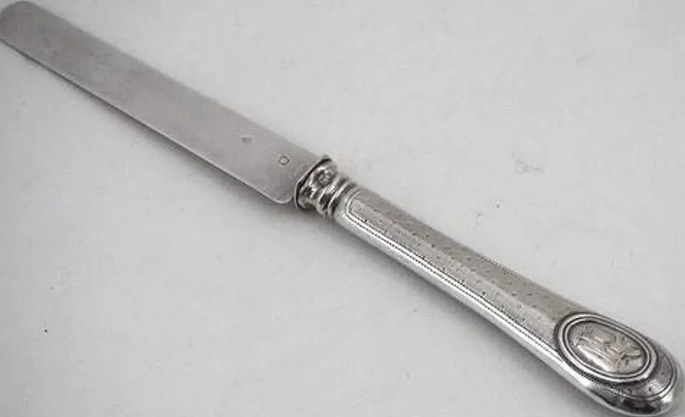 12 couteaux à fruits, lames et manches argent Minerve, guillochés, Napoléon III.