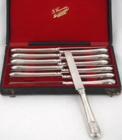 12 couteaux à fruits, lames et manches argent Minerve, guillochés, Napoléon III.