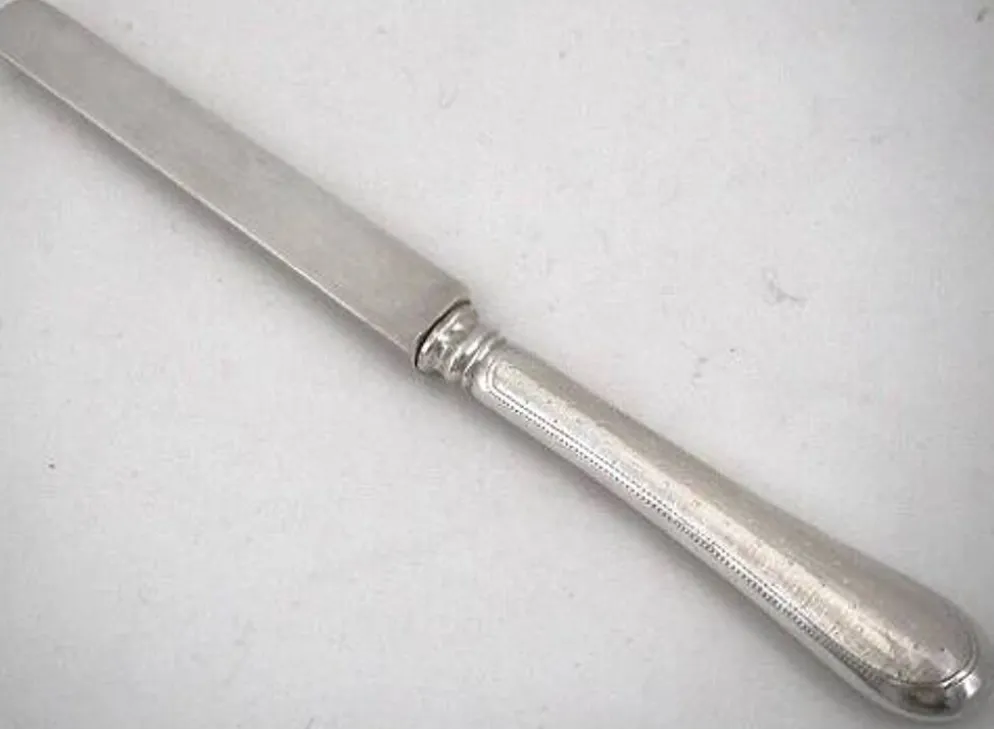 12 couteaux à fruits, lames et manches argent Minerve, guillochés, Napoléon III.