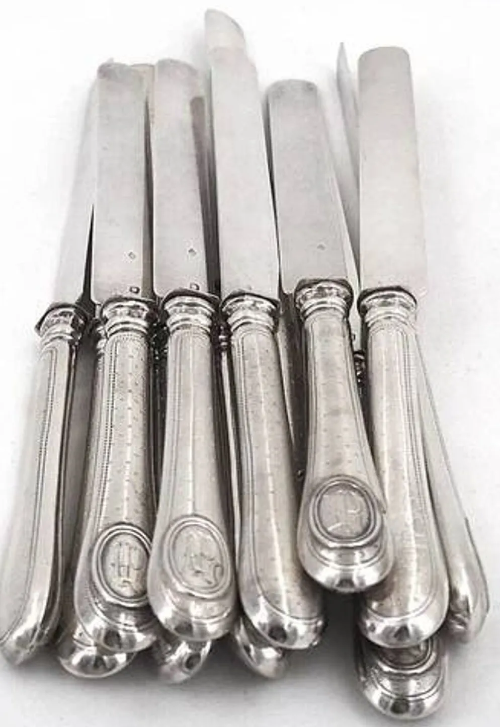 12 couteaux à fruits, lames et manches argent Minerve, guillochés, Napoléon III.