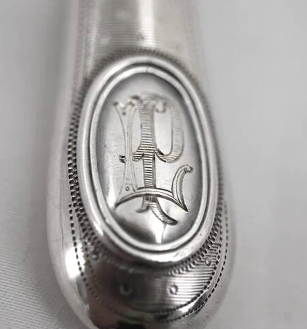 12 couteaux à fruits, lames et manches argent Minerve, guillochés, Napoléon III.