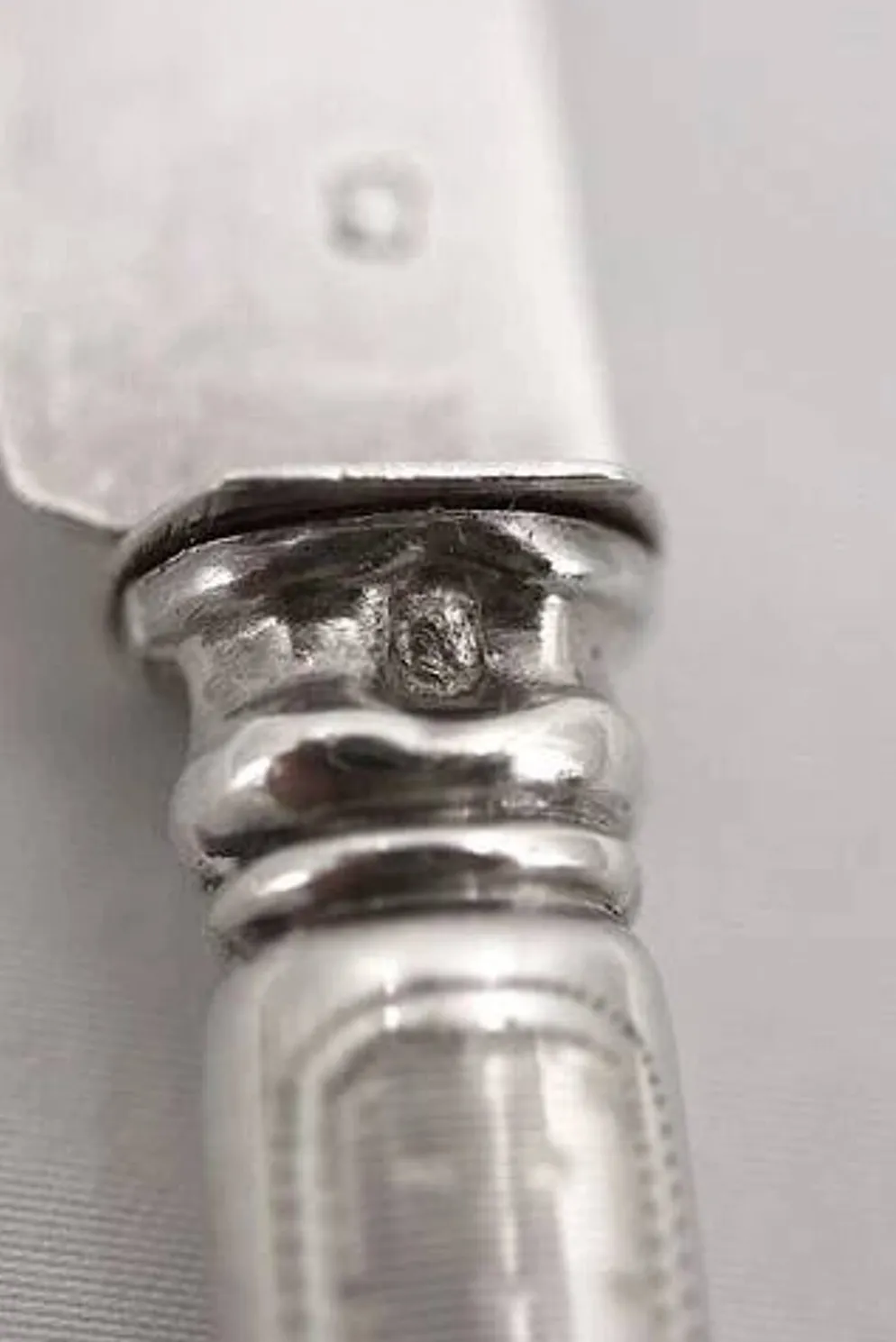 12 couteaux à fruits, lames et manches argent Minerve, guillochés, Napoléon III.