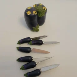 6 couteaux + leur support en forme de légume aubergine