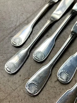 6 couteaux à poisson Christofle en métal argenté, décor coquille