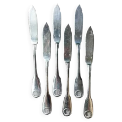 6 couteaux à poisson Christofle en métal argenté, décor coquille