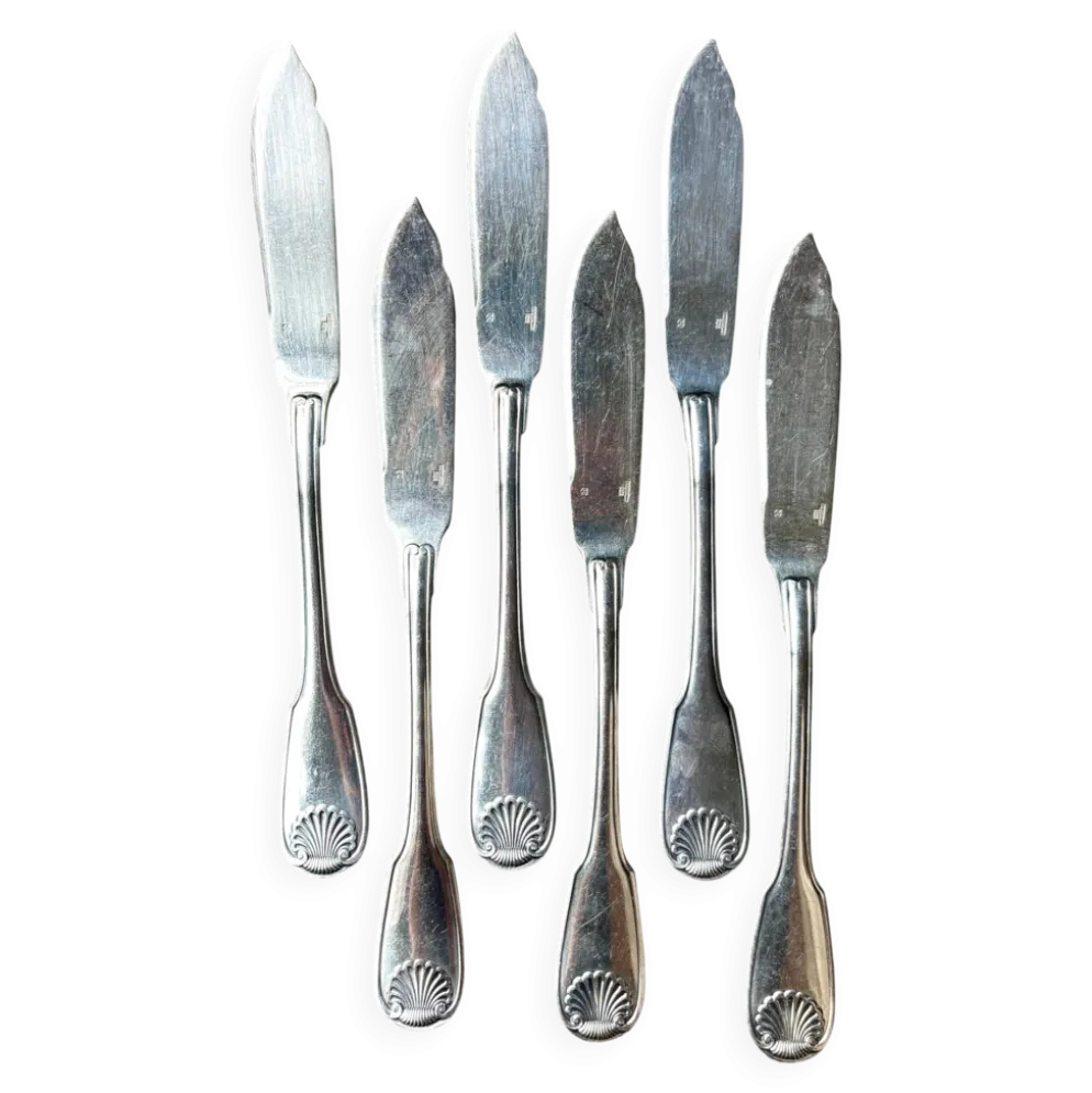 6 couteaux à poisson Christofle en métal argenté, décor coquille