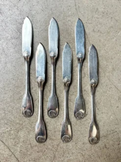 6 couteaux à poisson Christofle en métal argenté, décor coquille