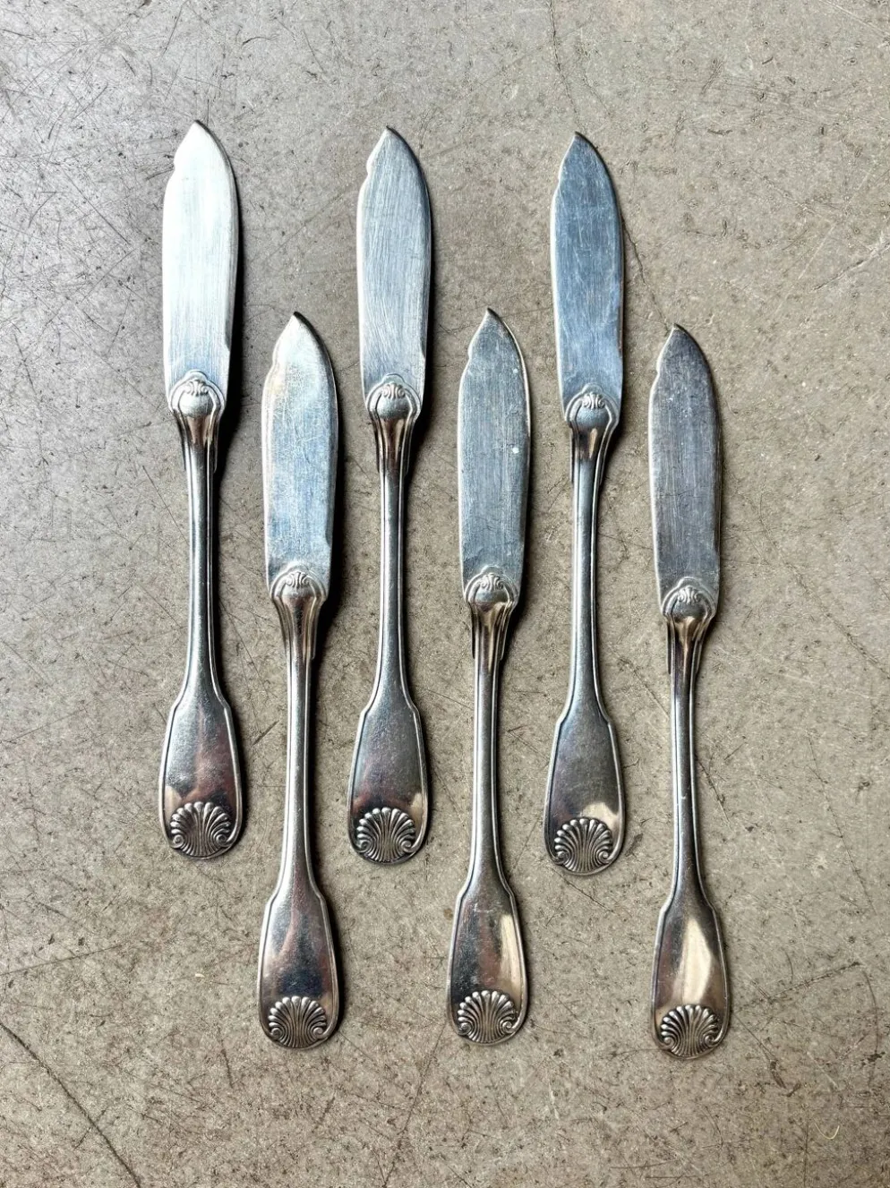 6 couteaux à poisson Christofle en métal argenté, décor coquille