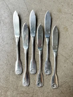 6 couteaux à poisson Christofle en métal argenté, décor coquille