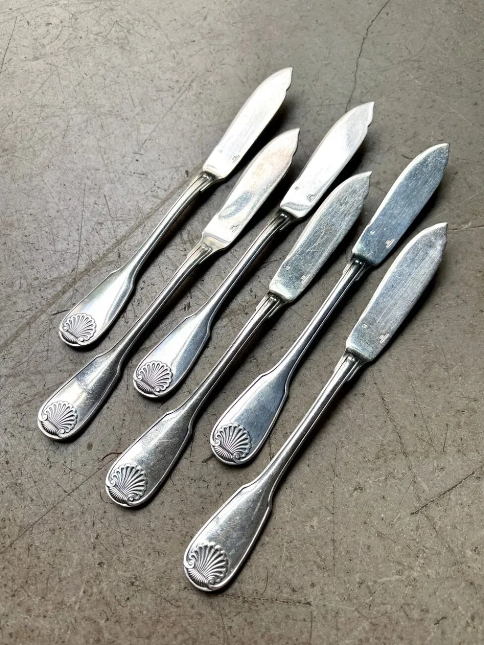 6 couteaux à poisson Christofle en métal argenté, décor coquille