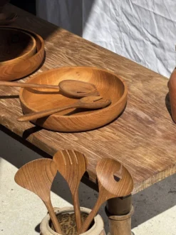 Couvert à salade ou cuiller spatule bout plat fendue en teck L30 D9x8