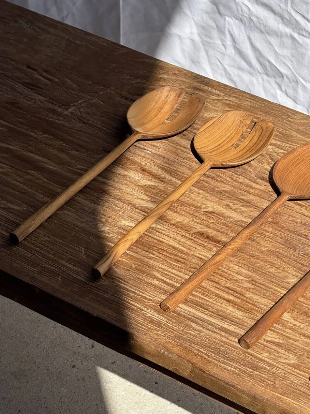 Couvert à salade ou cuiller spatule bout plat fendue en teck L30 D9x8