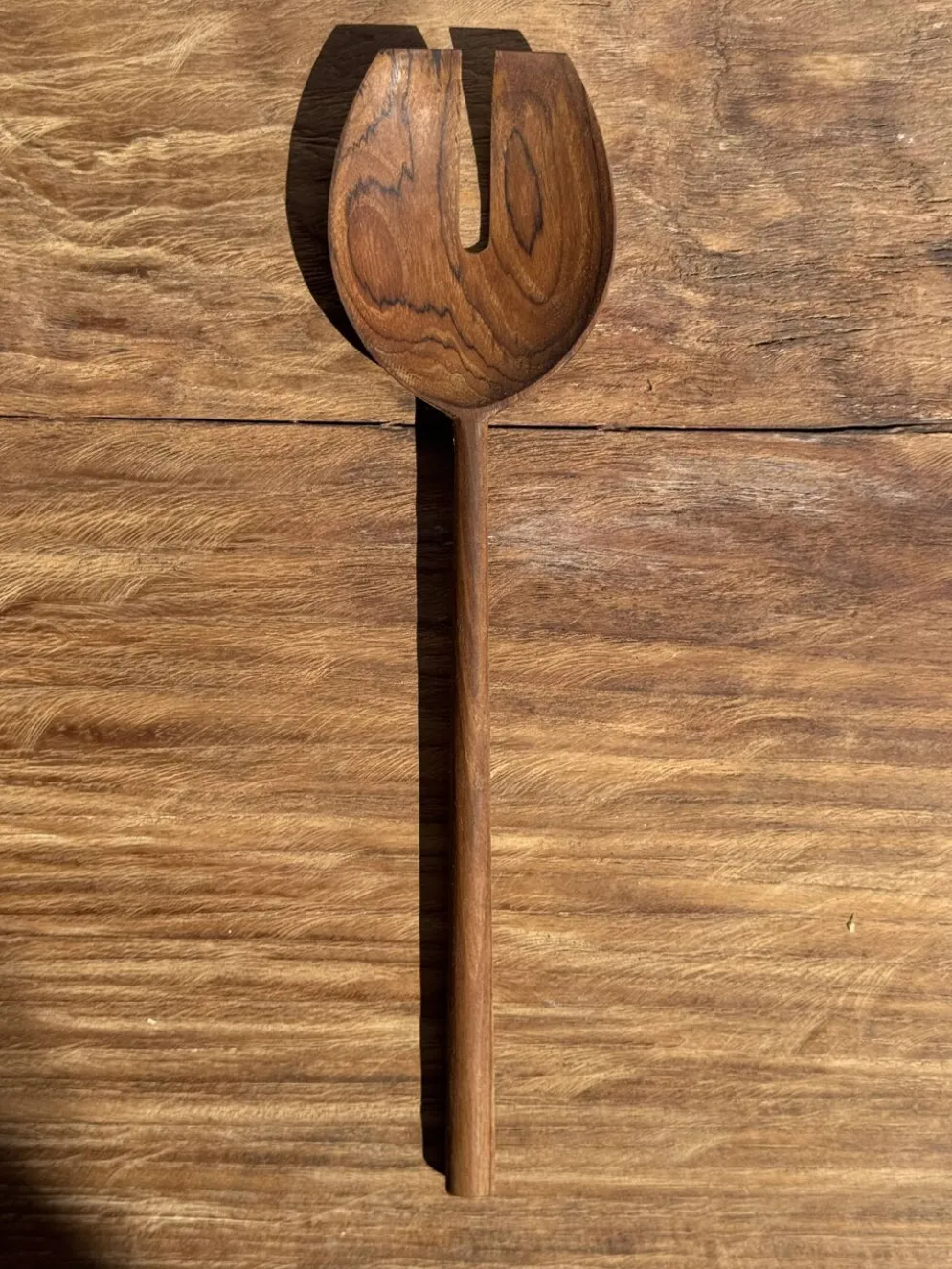 Couvert à salade ou cuiller spatule bout plat fendue en teck L30 D9x8
