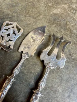4 couverts à bonbon en argent chiffrés "HS"