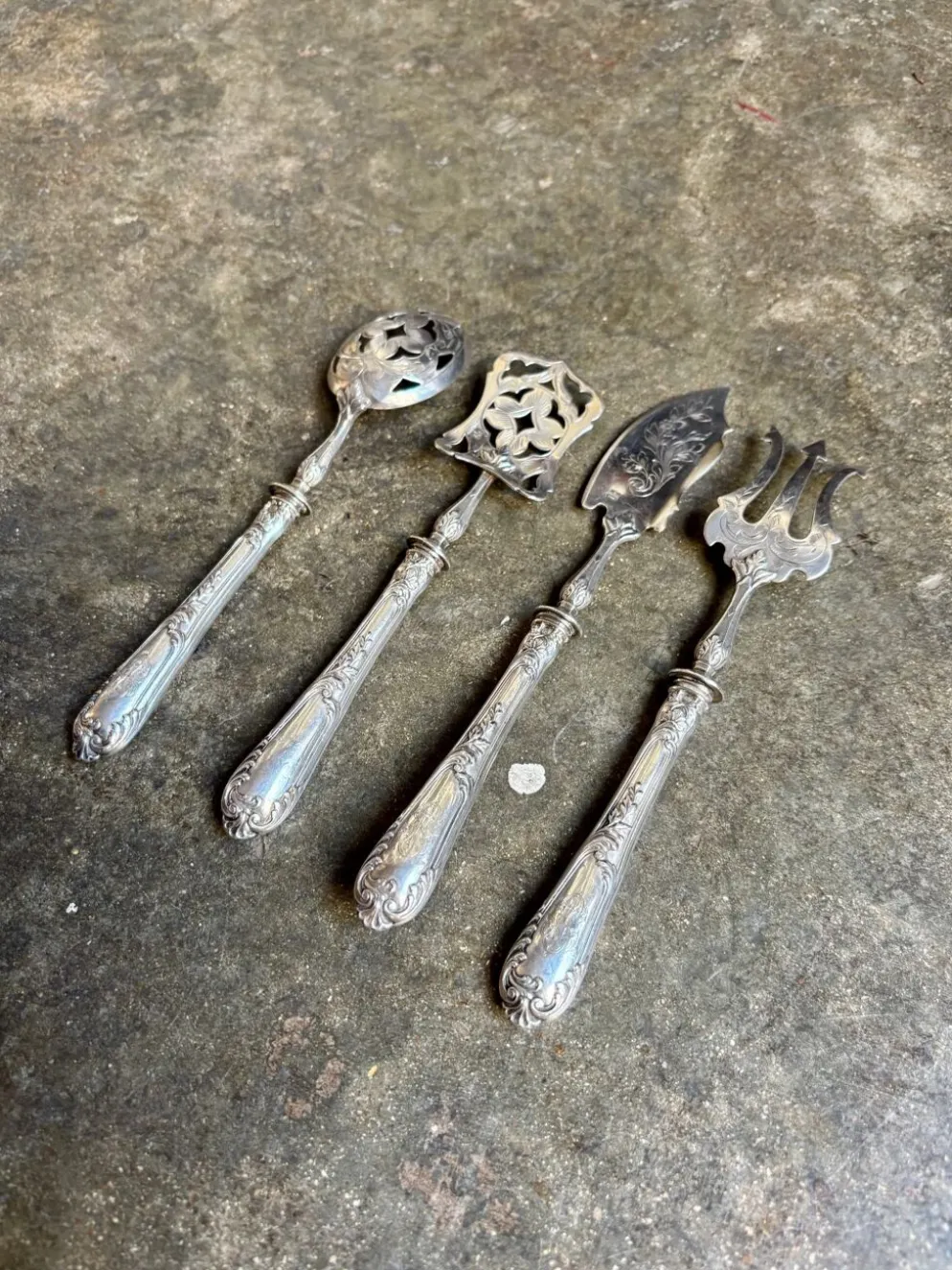 4 couverts à bonbon en argent chiffrés "HS"