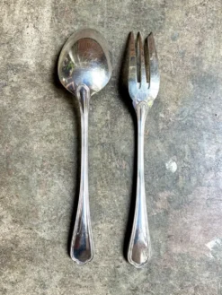 2 couverts de service Christofle en métal argenté, motif "Spatours"