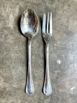 2 couverts de service Christofle en métal argenté, motif 