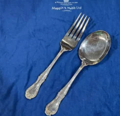 Couverts de service Mappin and Webb en métal argenté modèle Russell