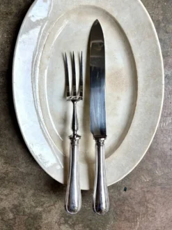 2 couverts de service, à viande Christofle en métal argenté, motif "Spatours"