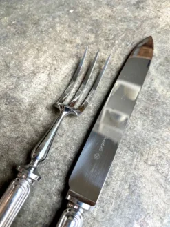 2 couverts de service, à viande Christofle en métal argenté, motif 