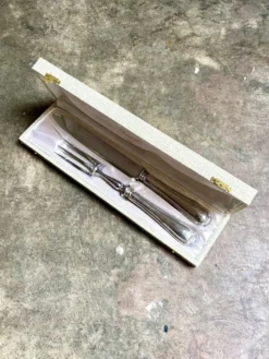 2 couverts de service, à viande Christofle en métal argenté, motif 