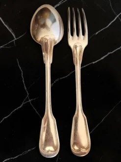 24 couverts de table métal argenté modèle au filet