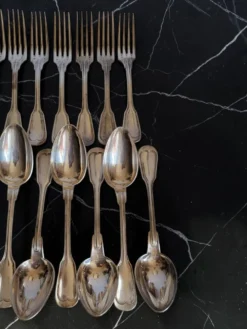 24 couverts de table métal argenté modèle au filet