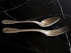 24 couverts de table métal argenté modèle au filet