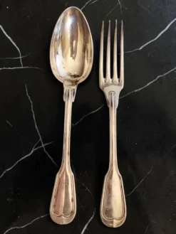 24 couverts de table métal argenté modèle au filet