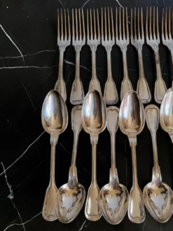 24 couverts de table métal argenté modèle au filet