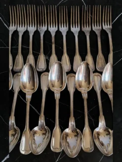 24 couverts de table métal argenté modèle au filet