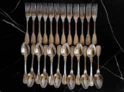 24 couverts de table métal argenté modèle au filet