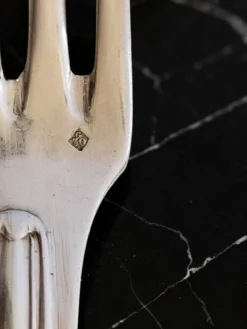 24 couverts de table métal argenté modèle au filet