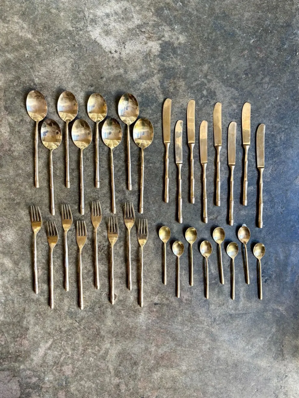 32 couverts manche bambou en métal doré