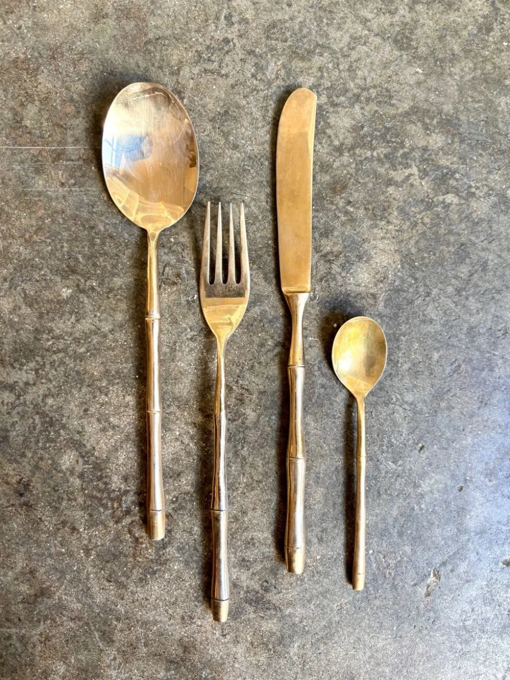 32 couverts manche bambou en métal doré