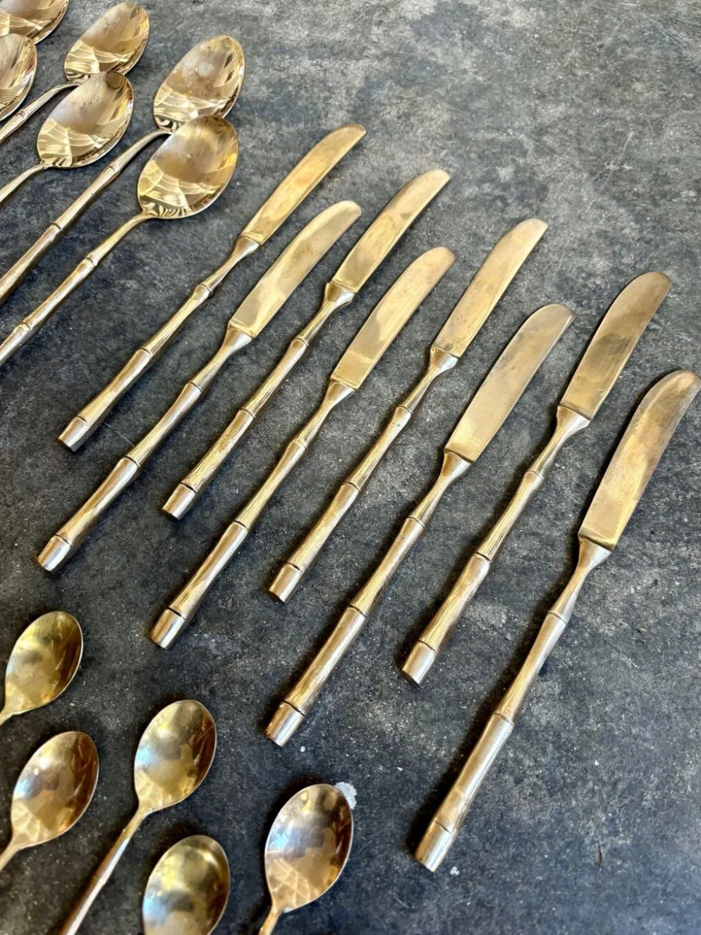 32 couverts manche bambou en métal doré