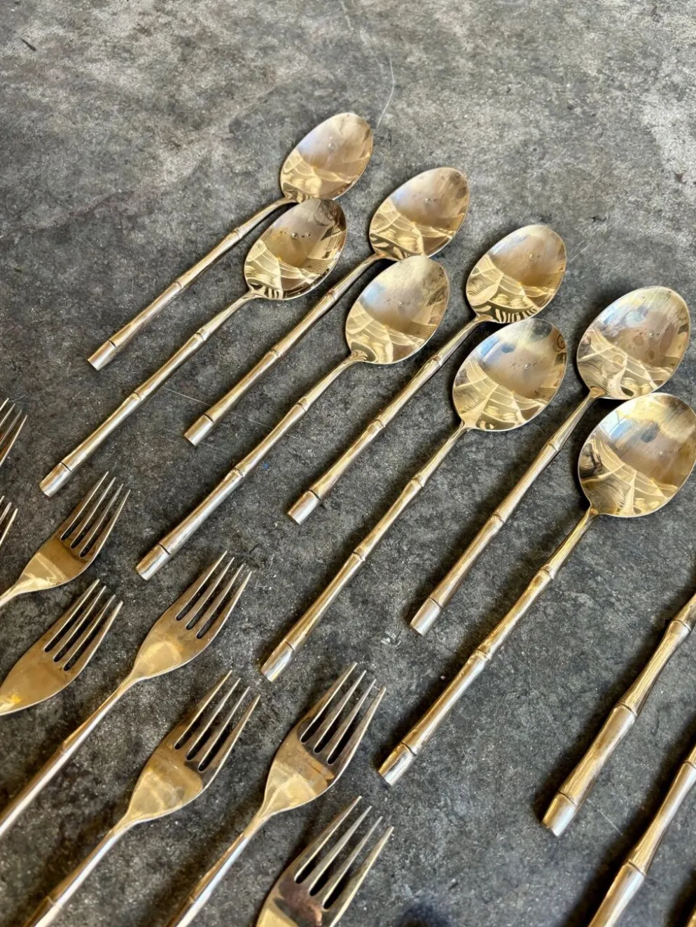 32 couverts manche bambou en métal doré