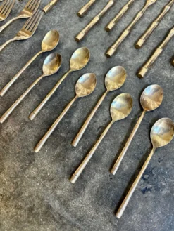 32 couverts manche bambou en métal doré