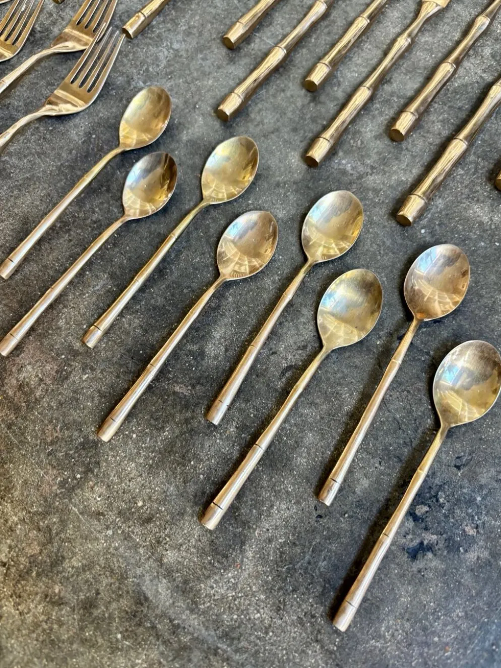 32 couverts manche bambou en métal doré