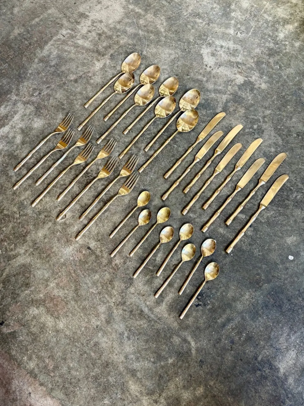 32 couverts manche bambou en métal doré