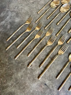 32 couverts manche bambou en métal doré