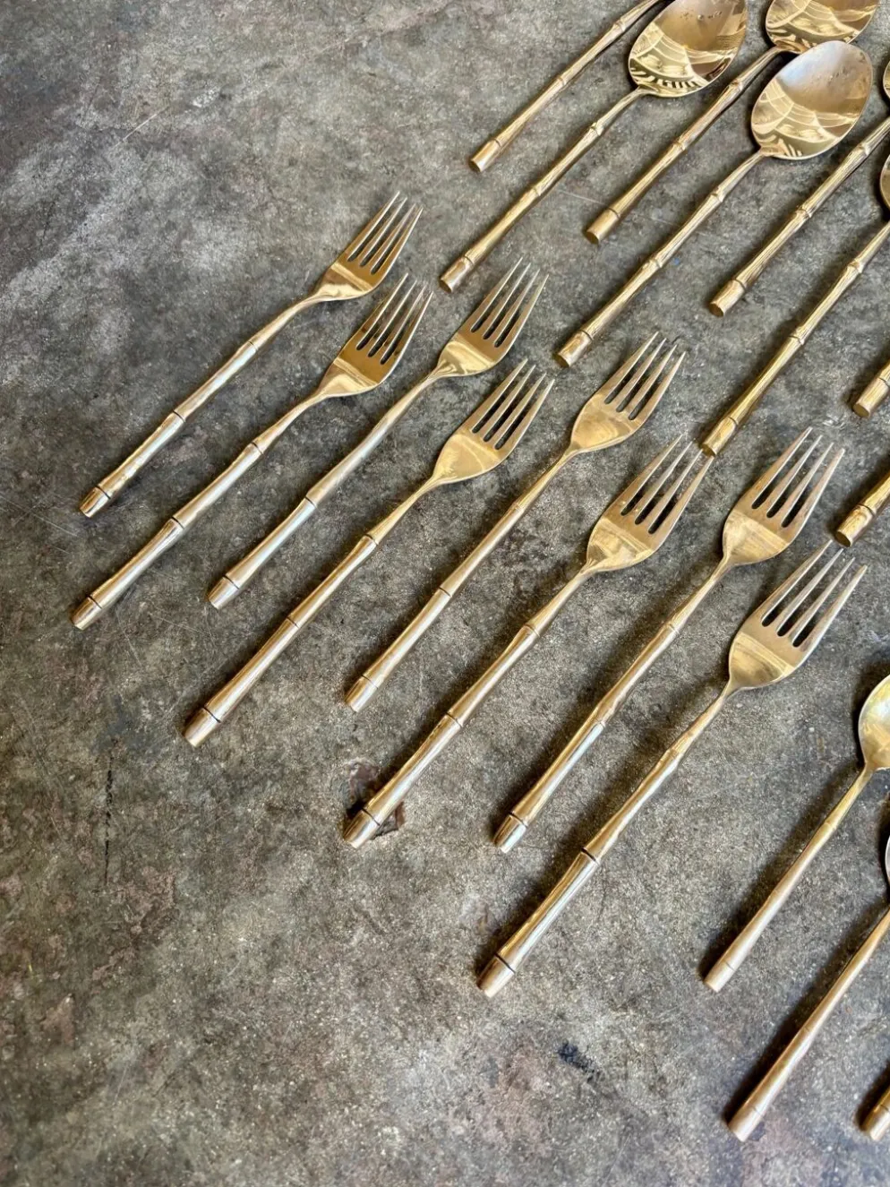 32 couverts manche bambou en métal doré