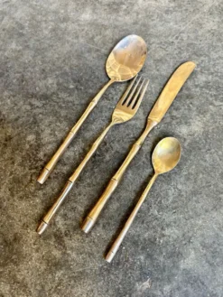 32 couverts manche bambou en métal doré