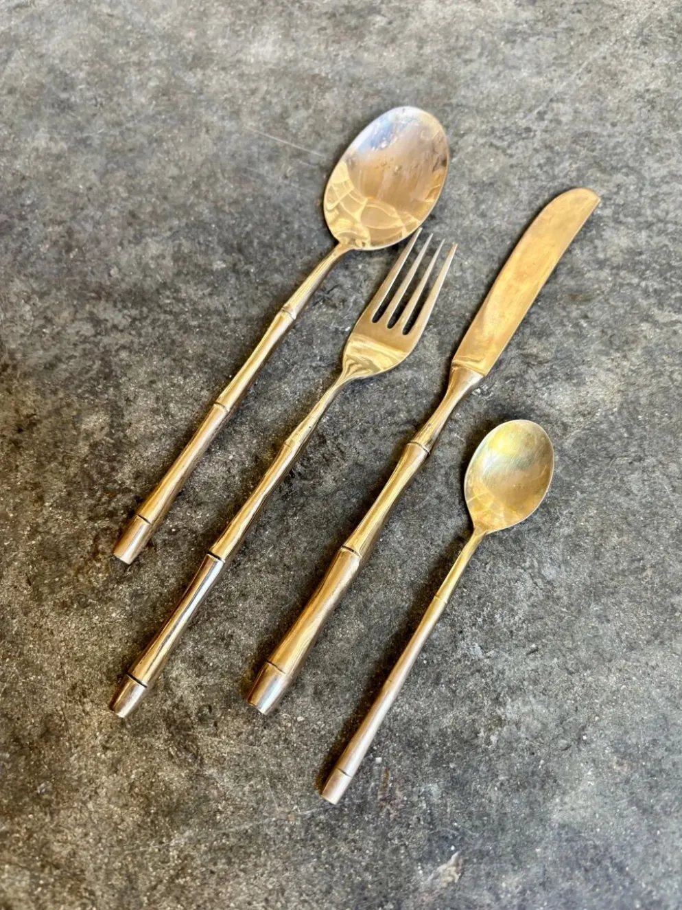 32 couverts manche bambou en métal doré