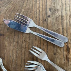 Couverts à poisson en inox décor coquille