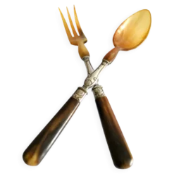 Couverts à salade ancien en corne – décor coquille 1900
