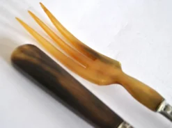 Couverts à salade ancien en corne – décor coquille 1900