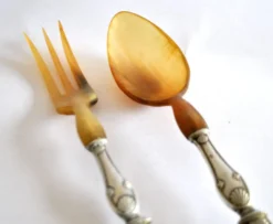 Couverts à salade ancien en corne – décor coquille 1900