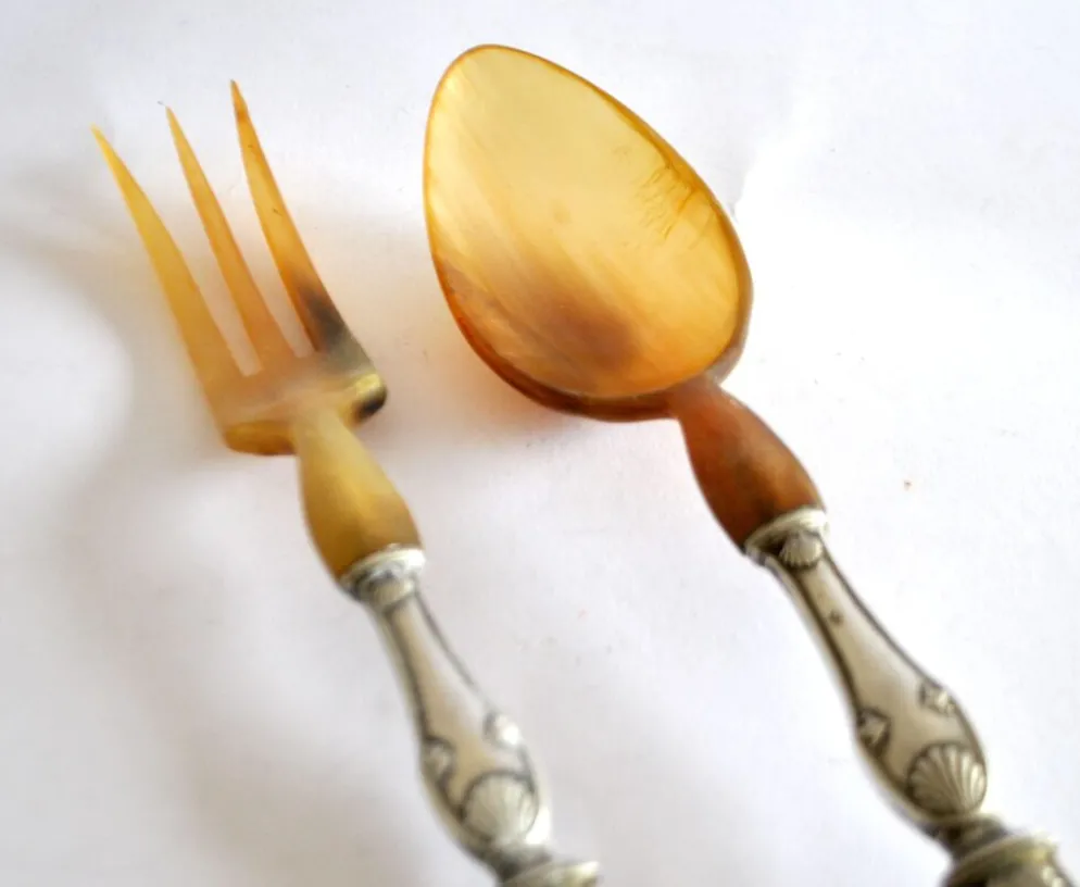 Couverts à salade ancien en corne – décor coquille 1900