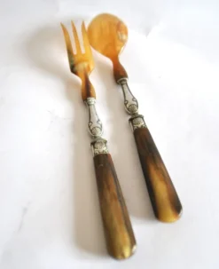 Couverts à salade ancien en corne – décor coquille 1900